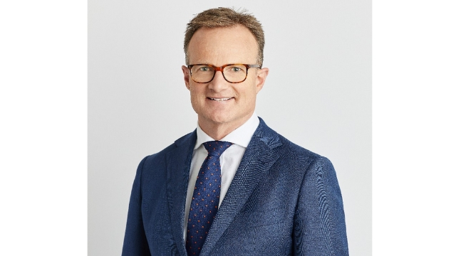 Dr Lachlan Henderson