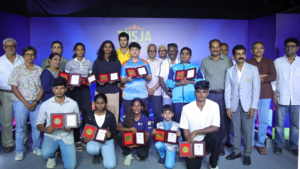 Group photo of Tamil Nadu sportspersons receiving CSK and TNCA scholarships, with Shivam Dube as the chief guest at the award ceremony.