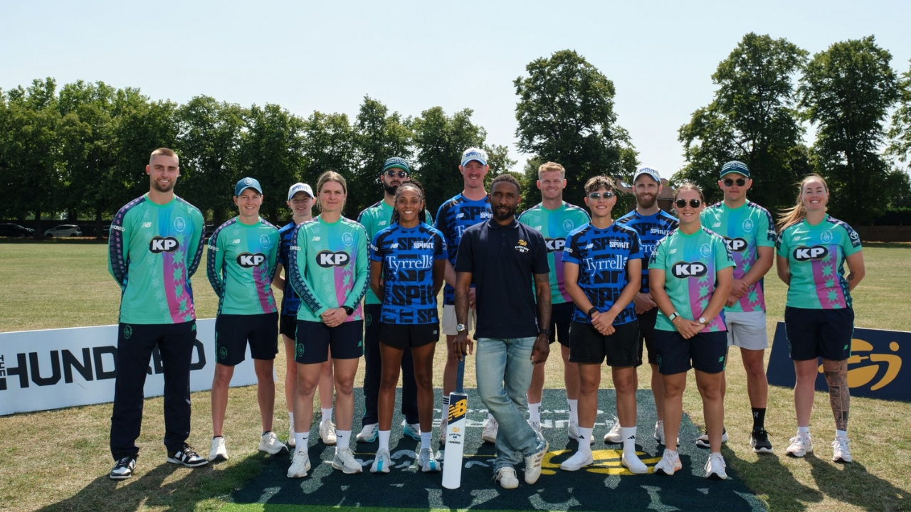 Kane Williamson, Meg Lanning, Sam Billings, Charlie Dean, Fleur East, Jermain Defoe and other London Spirit and Oval Invincibles cricketers posing together during The Hundred event.