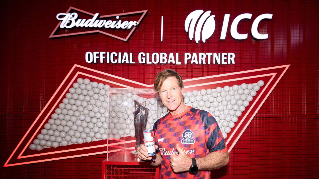 Jonty Rhodes at Budweiser 0.0’s ICC Men’s T20 World Cup 2026 Trophy Tour during Lollapalooza India, standing beside the trophy with Budweiser branding
