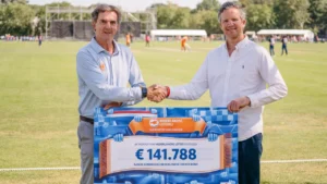KNCB CEO Huib van Walsem receives the 2026 funding cheque from Marlof Kokke on behalf of Nederlandse Loterij, supporting the Royal Dutch Cricket Association.
