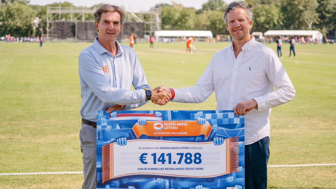 KNCB CEO Huib van Walsem receives the 2026 funding cheque from Marlof Kokke on behalf of Nederlandse Loterij, supporting the Royal Dutch Cricket Association.