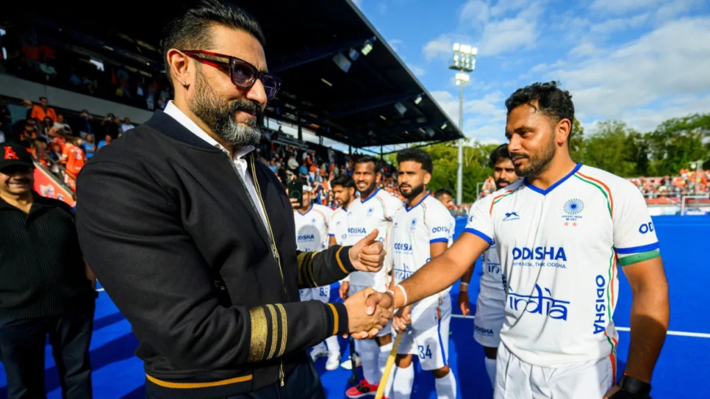 Abhishek Bachchan shakes hands with Harmanpreet Singh at the FIH Hockey World Cup 2026.